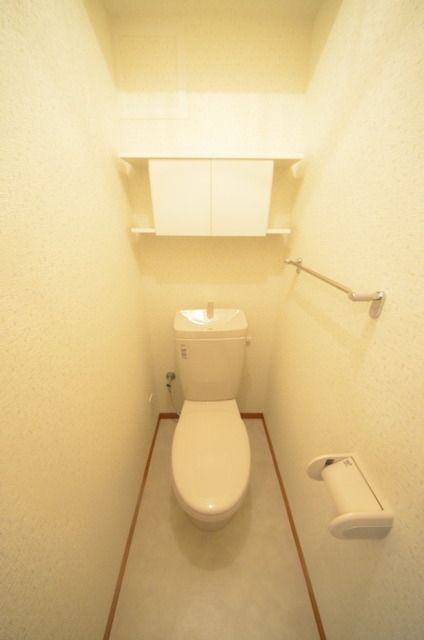 トイレ　☆トイレには収納もあります☆