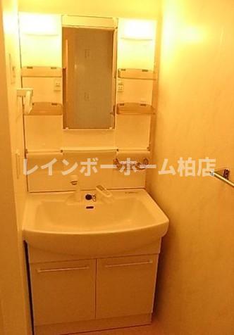 洗面設備　明るい洗面所です