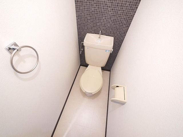 トイレ　落ち着いた色調のトイレです