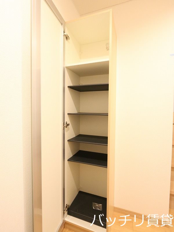 玄関　同タイプのお部屋の写真の為現状を優先いたします。