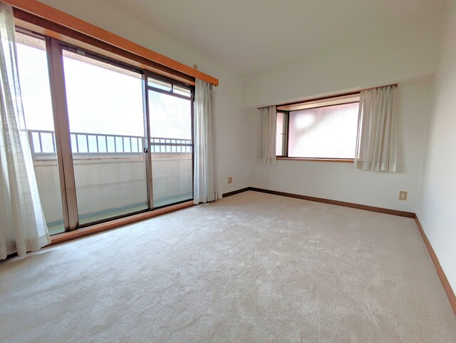 その他部屋・スペース　洋室６．５帖　窓が２ヶ所あり開放的なお部屋です☆