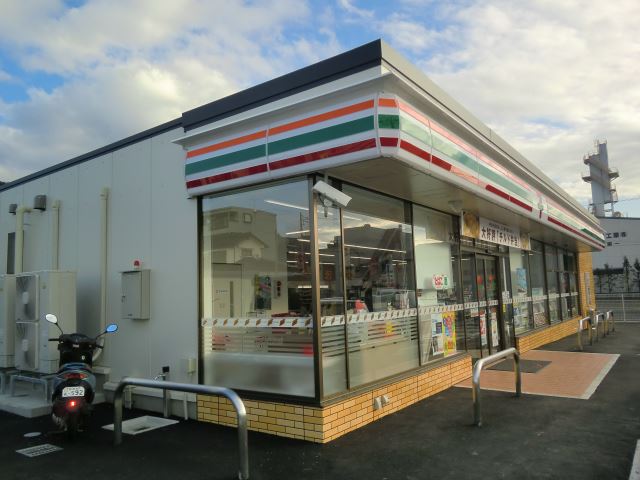 コンビニ　セブンイレブン（コンビニ）まで210m
