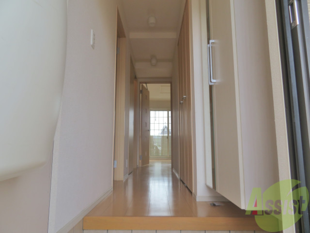 玄関　玄関からは、すぐにお部屋が見えないので安心です。