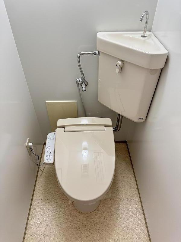 トイレ　同タイプ別部屋のものとなります。
