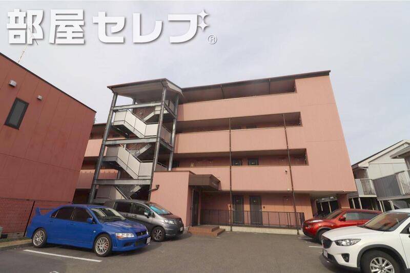 建物外観　４階建てのオートロック完備マンション。
