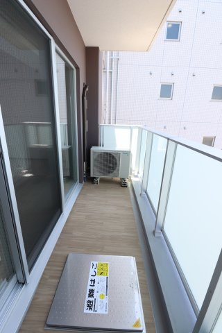 バルコニー　暖かな日差しのふりそそぐバルコニー