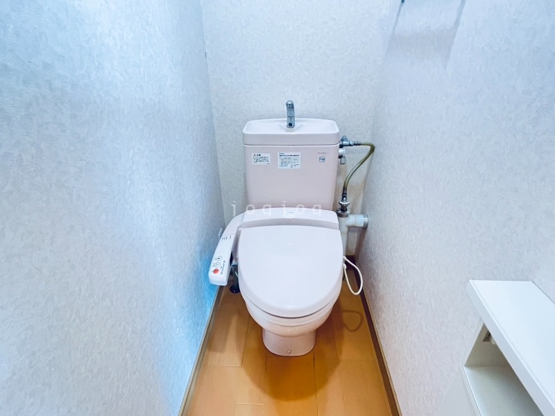 トイレ　嬉しい温水洗浄便座付きのトイレです。