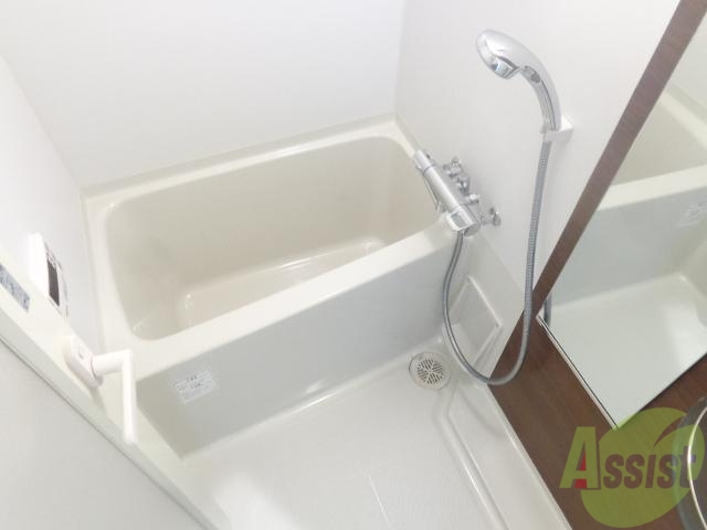 バス・シャワールーム　清潔感のあるお風呂です。
