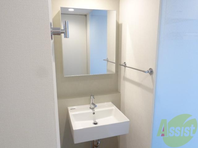 洗面設備　真っ白な洗面台です。
