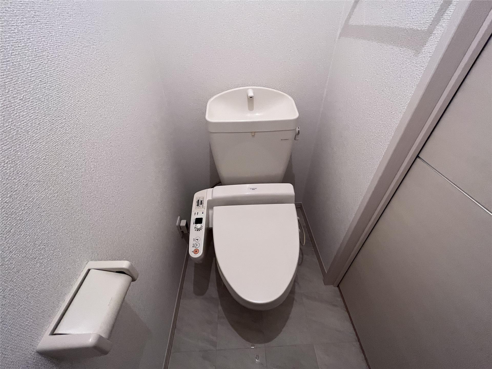 トイレ　温水洗浄便座付の洋式トイレです♪