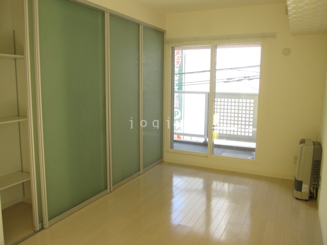 居室・リビング　大容量の収納が備わった広々リビングです。