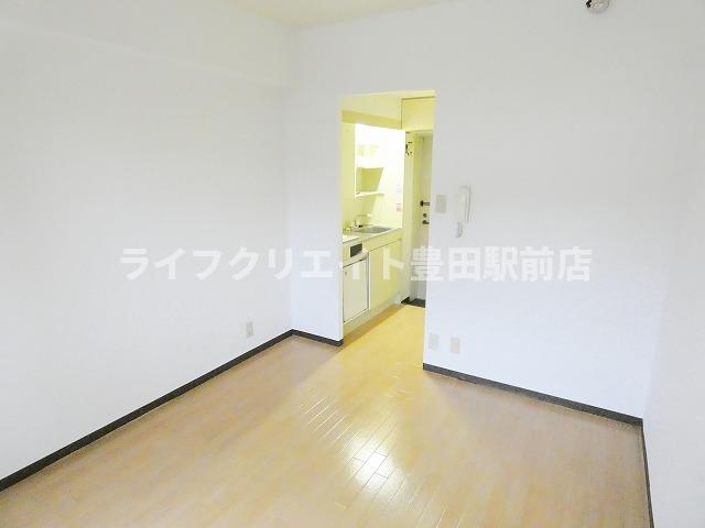 居室・リビング　※別部屋の施工写真です。