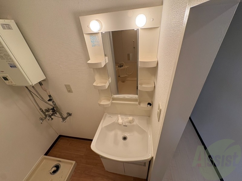 洗面設備　独立洗面台です。大きくてよいですね。シャンプーもできます。