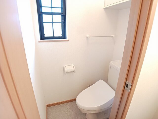 トイレ　落ち着いた色調のトイレです