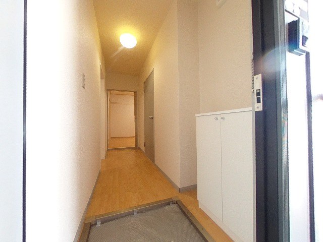 玄関　※同物件他部屋参考写真です※