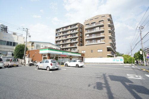 コンビニ　ファミリーマート戸田本町店（コンビニ）まで335m
