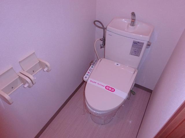 トイレ　シャワー付トイレです。