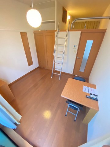 レオパレスセリバテール仁川の居間写真