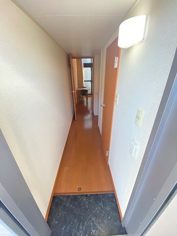 レオパレスセリバテール仁川の玄関写真