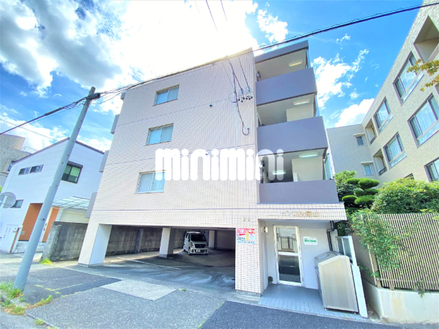 建物外観　屋根付き駐車場のある建物です