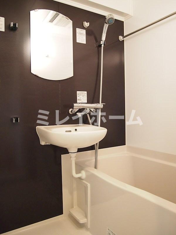 バス・シャワールーム　同建物内、別のお部屋の参考写真になります。