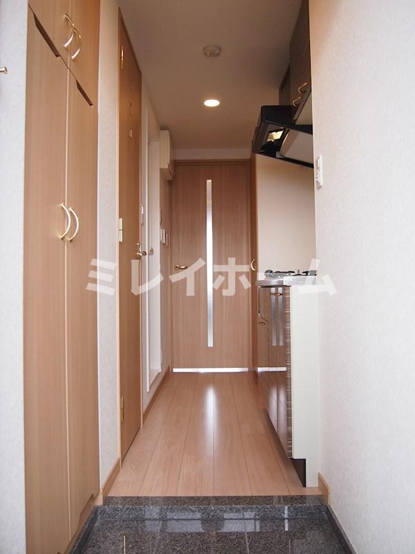 玄関　同建物内、別のお部屋の参考写真になります。
