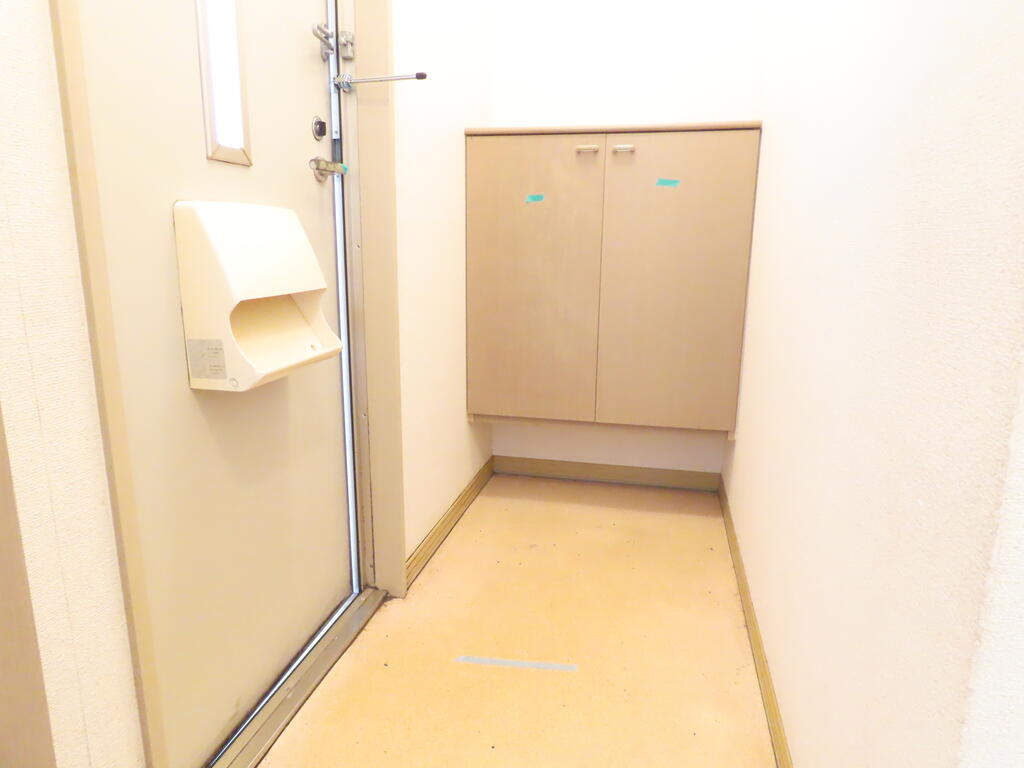 玄関　※別号室の写真です