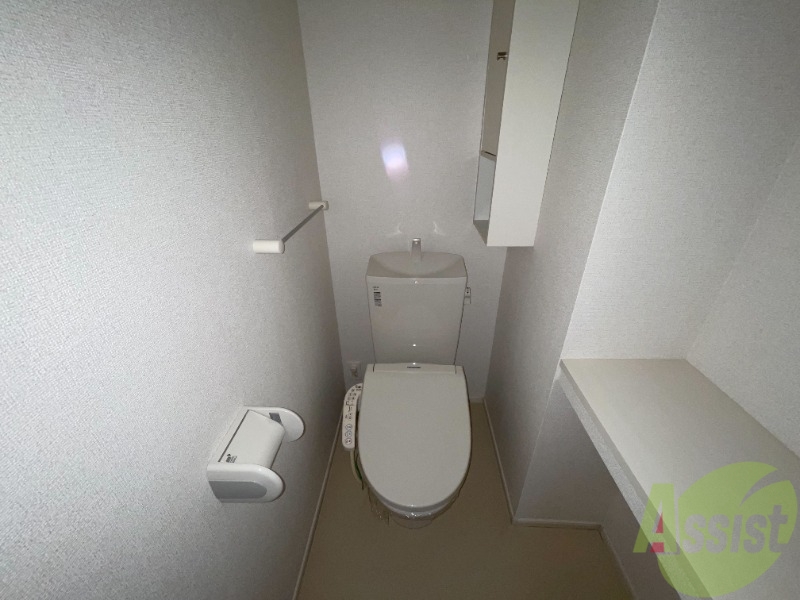 トイレ　トイレは温水洗浄便座です。備品の収納もできます。