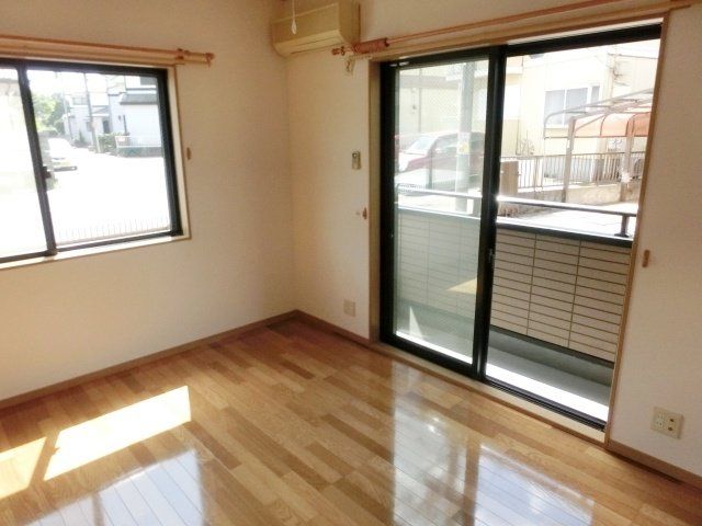 居室・リビング　２面採光の明るいお部屋です