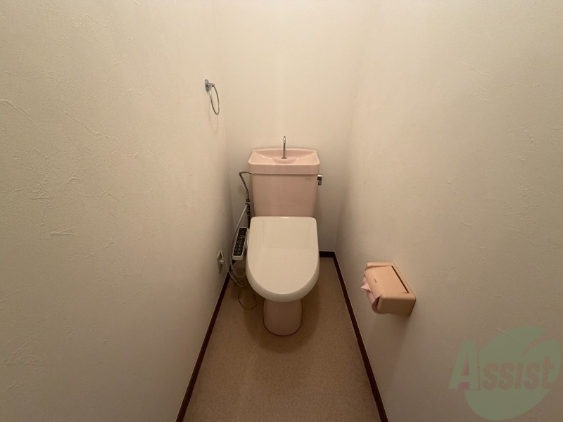 トイレ　トイレはウォシュレット機能付きです。安心して使用できますね。