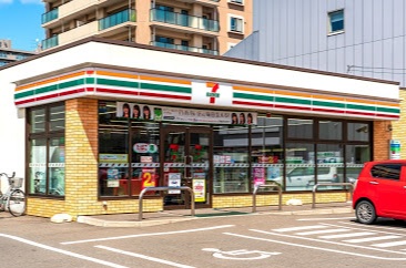 コンビニ　セブンイレブン札幌北13条東駅前店（コンビニ）まで82m