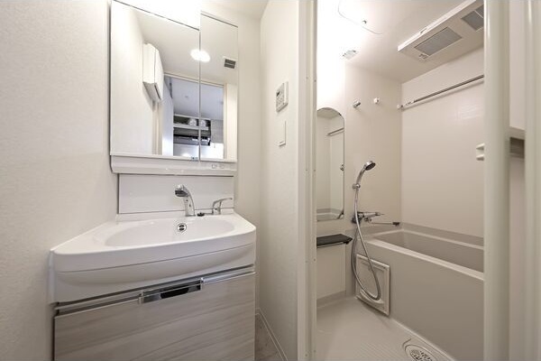 洗面設備　※写真は同じマンションの違う部屋のものになります。