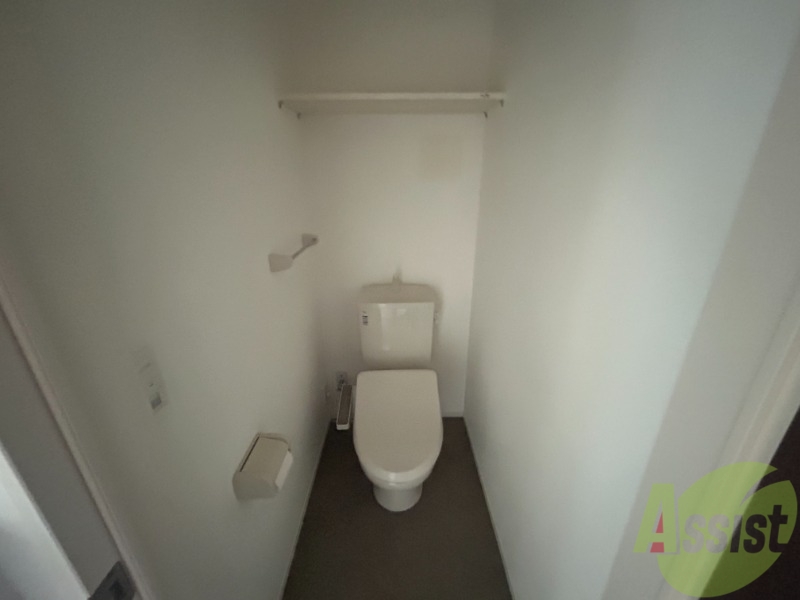 トイレ　トイレはウォシュレット機能付きです。安心して使用できますね。