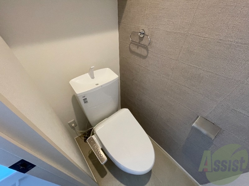 トイレ　トイレはこちらのウォシュレット付きになりますね。