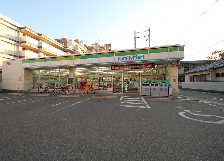 コンビニ　ファミリーマート福岡あけぼの店（コンビニ）まで100m