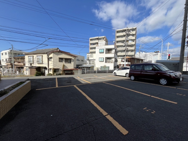 【松山市小栗のマンションの駐車場】