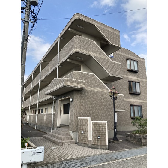 【ファミールひらいの建物外観】