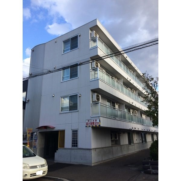札幌市白石区菊水四条のマンションの建物外観