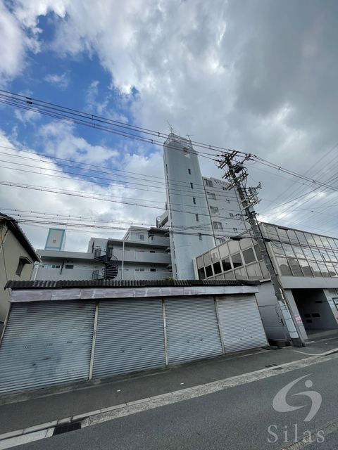大阪市平野区長吉長原西のマンションの建物外観