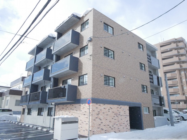 札幌市西区山の手三条のマンションの建物外観