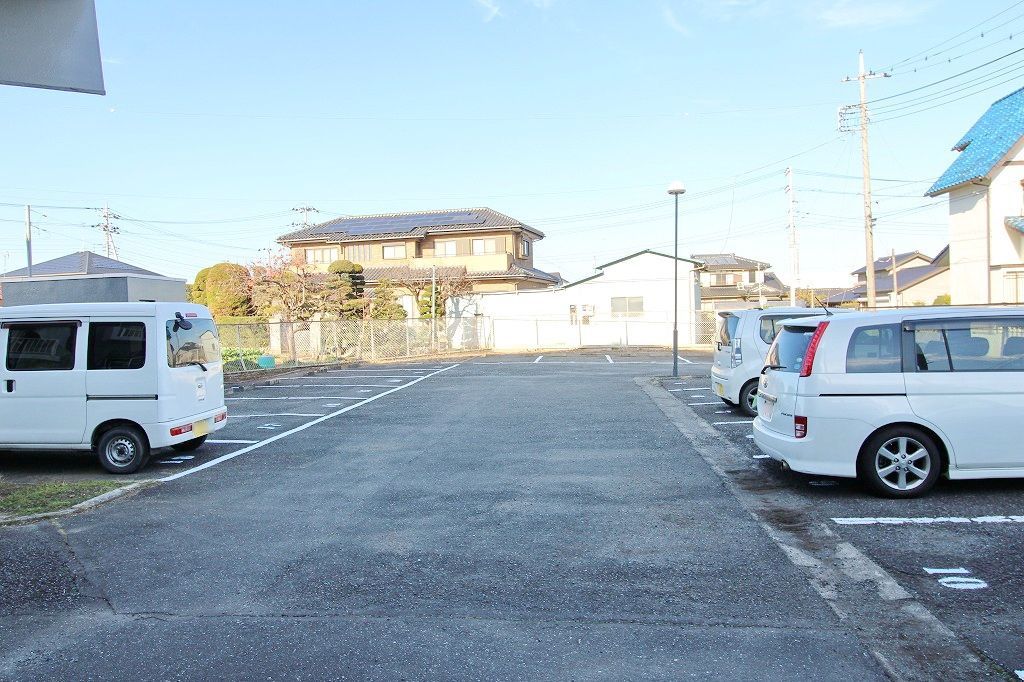 【行田市棚田町のマンションの駐車場】