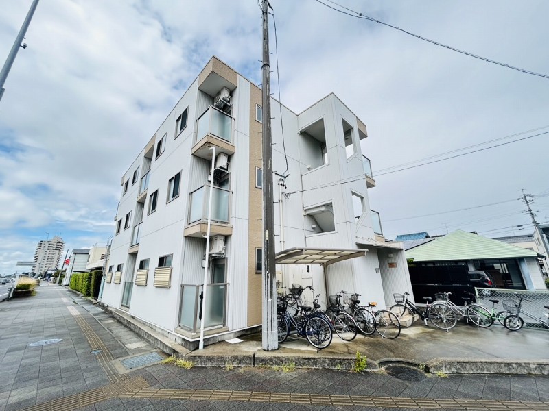 【岡崎市矢作町のアパートの建物外観】