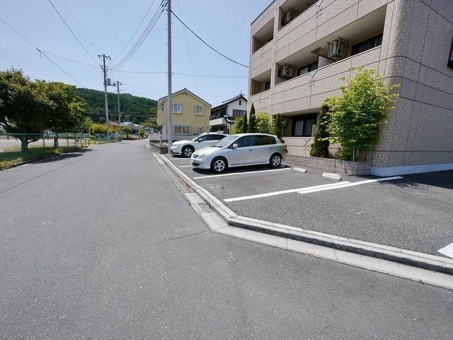 【飯能市征矢町のマンションの駐車場】