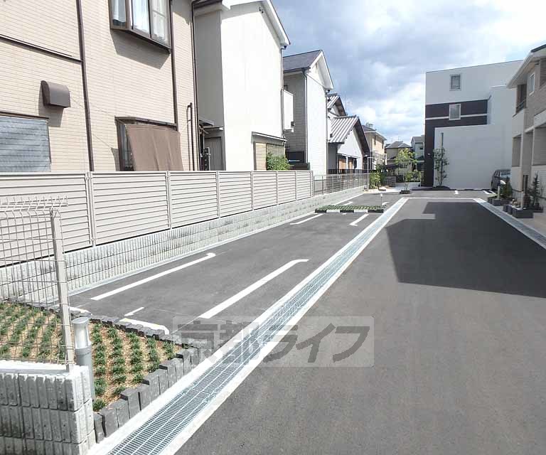 【枚方市楠葉中町のアパートの駐車場】