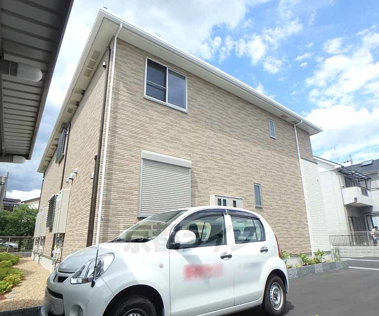 【枚方市楠葉中町のアパートの建物外観】