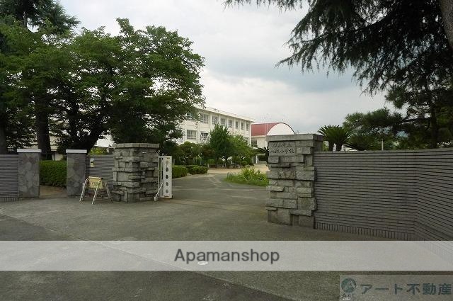 小学校　八坂小学校（小学校）まで1018m