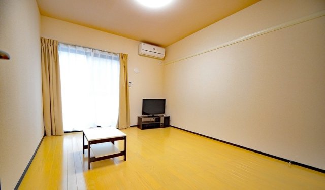 居室・リビング　同物件、別号室のものです。