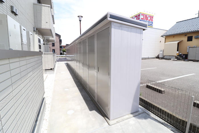 その他共有部分　タイヤなどしまえるトランクルームもございます♪