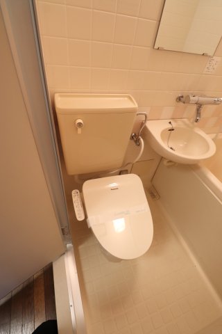 トイレ　同間取り別部屋の参考写真です。