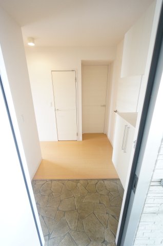 玄関　※同物件・反転タイプの写真です。